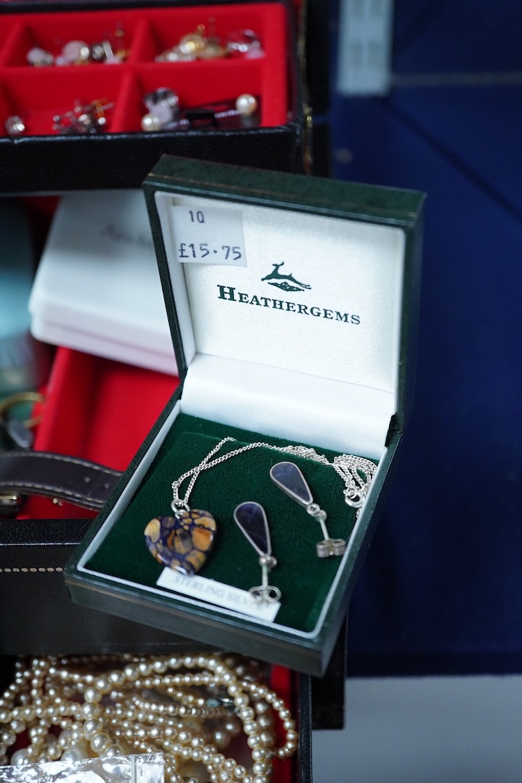 A jewellery box and contents to include a 935 white metal and paste set swallow brooch, silver locket on chain, white metal and costume jewellery, agate necklace and wrist watches including Seiko, Lanco, Lorus and Rotary